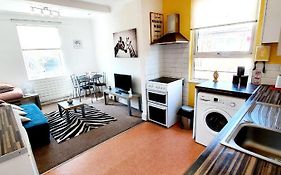 Three Bedroom Apartment In Heart Of Rayleigh