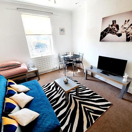 Three Bedroom Apartment In Heart Of Rayleigh Exterior photo