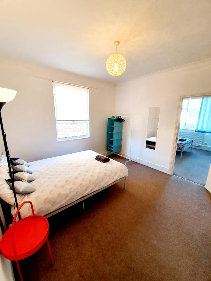 Three Bedroom Apartment In Heart Of Rayleigh Exterior photo